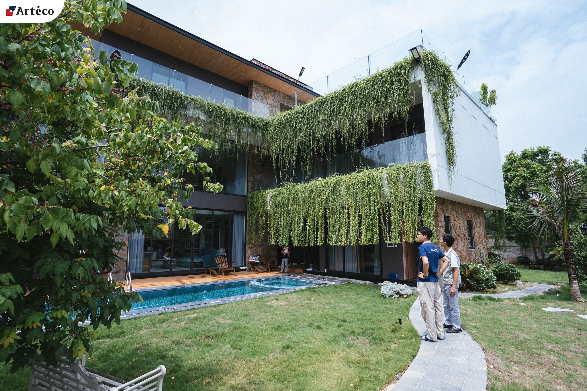 chong-nong-mat-tien-nha-huong-tay-voi-khong-gian-xanh