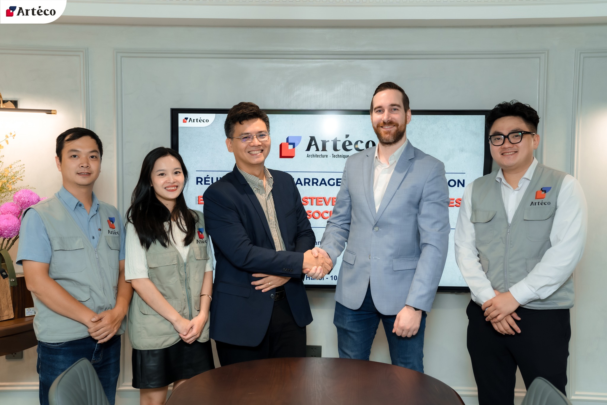 Đại diện Arteco - Giám đốc Nguyễn Đăng Hanh và đội ngũ có buổi trao đổi thành công với đối tác Pháp - Ông Renier Steven