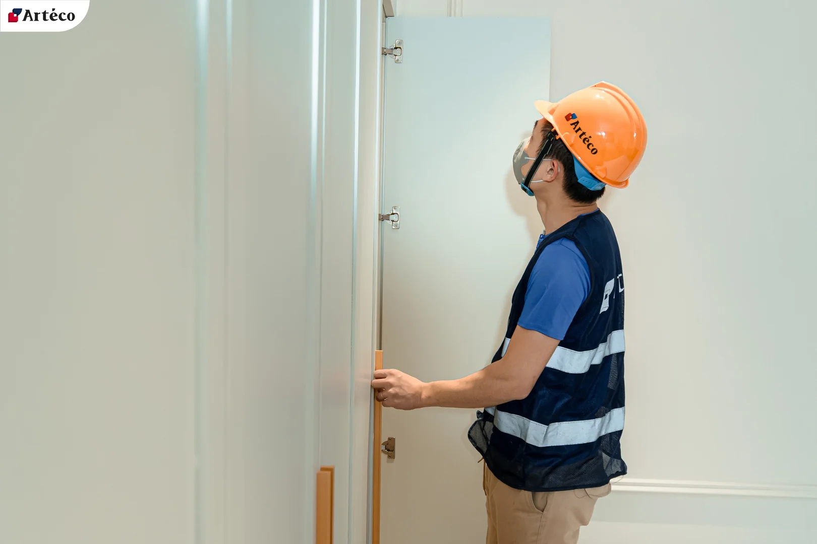 Arteco - Công nhân kiểm tra, lắp đặt những hạng mục hoàn thiện cuối trước khi bàn giao