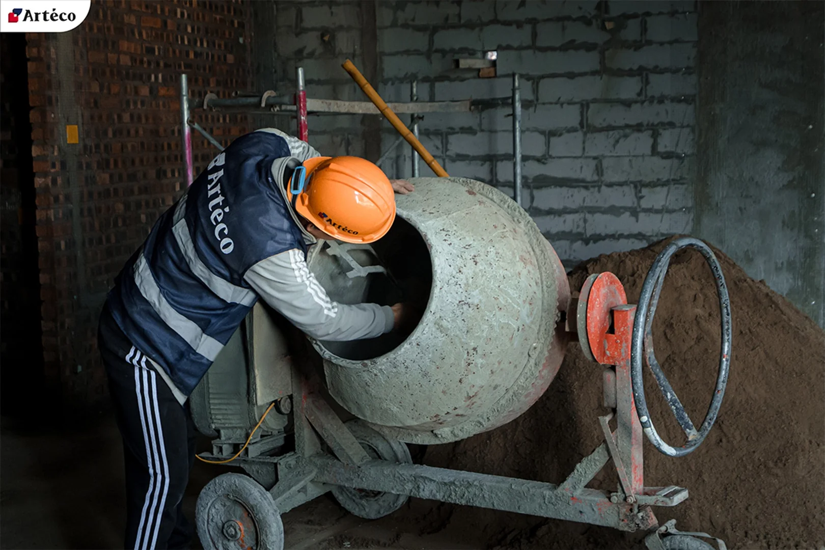 Arteco - Công nhân kiểm tra thiết bị trước khi trộn bê tông