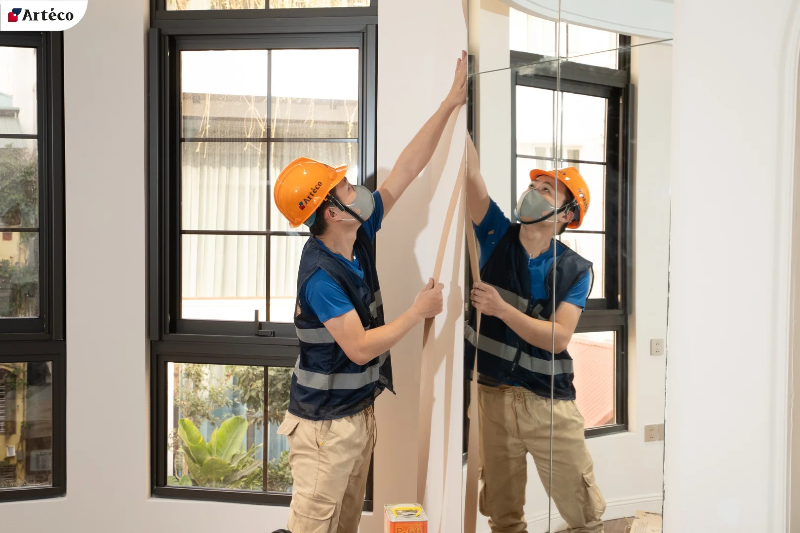 Arteco - Công nhân xử lý những hạng mục hoàn thiện cuối cùng tại nhà phố Ngọc Lâm