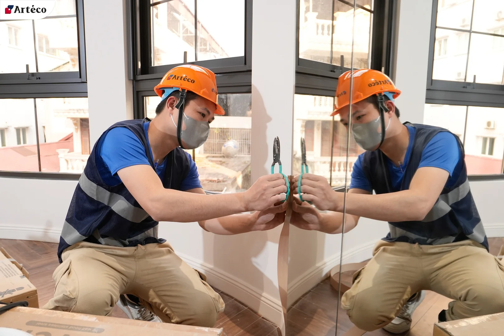 Arteco - Công nhân xử lý những hạng mục hoàn thiện cuối trước khi bàn giao nhà phố Ngọc Lâm