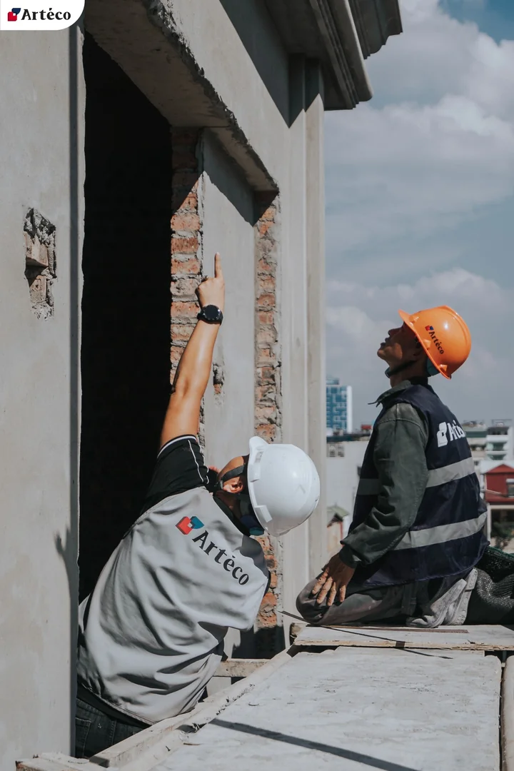 Arteco - Hình ảnh công nhân phối hợp với kỹ sư giám sát dự án biệt thự Thái Hà