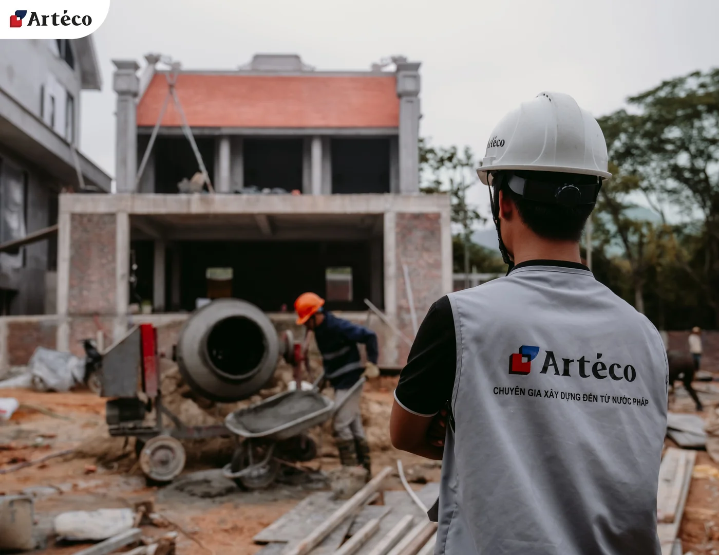 Arteco - Kỹ sư giám sát phối hợp cùng tổ đội công nhân tại biệt thự Phúc Yên